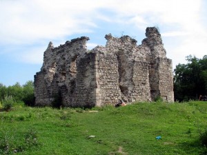 Руины замка в с. Среднее, Закарпатье