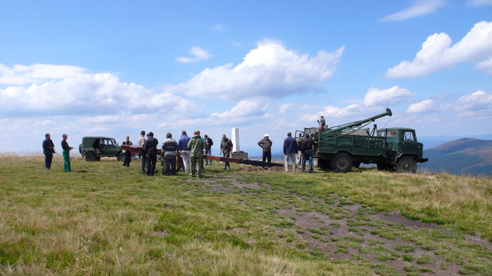Для установки креста на полонине Руна задействована буровая установка на базе вездехода ГАЗ-66