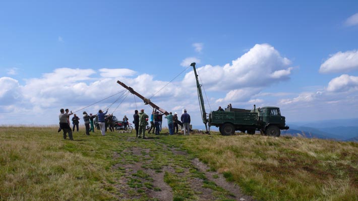 Во вреям подъёма креста люди придерживают его тросами