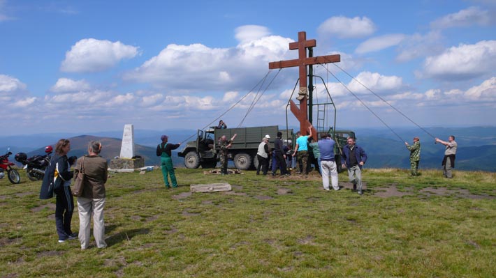 Крест уже почти занял своё место на полонине Руна