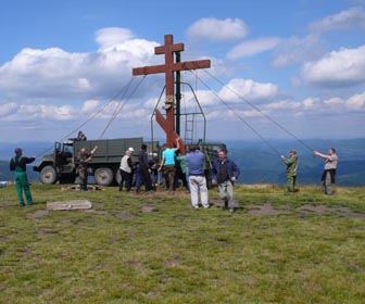 Установка православного креста на полонине Руна